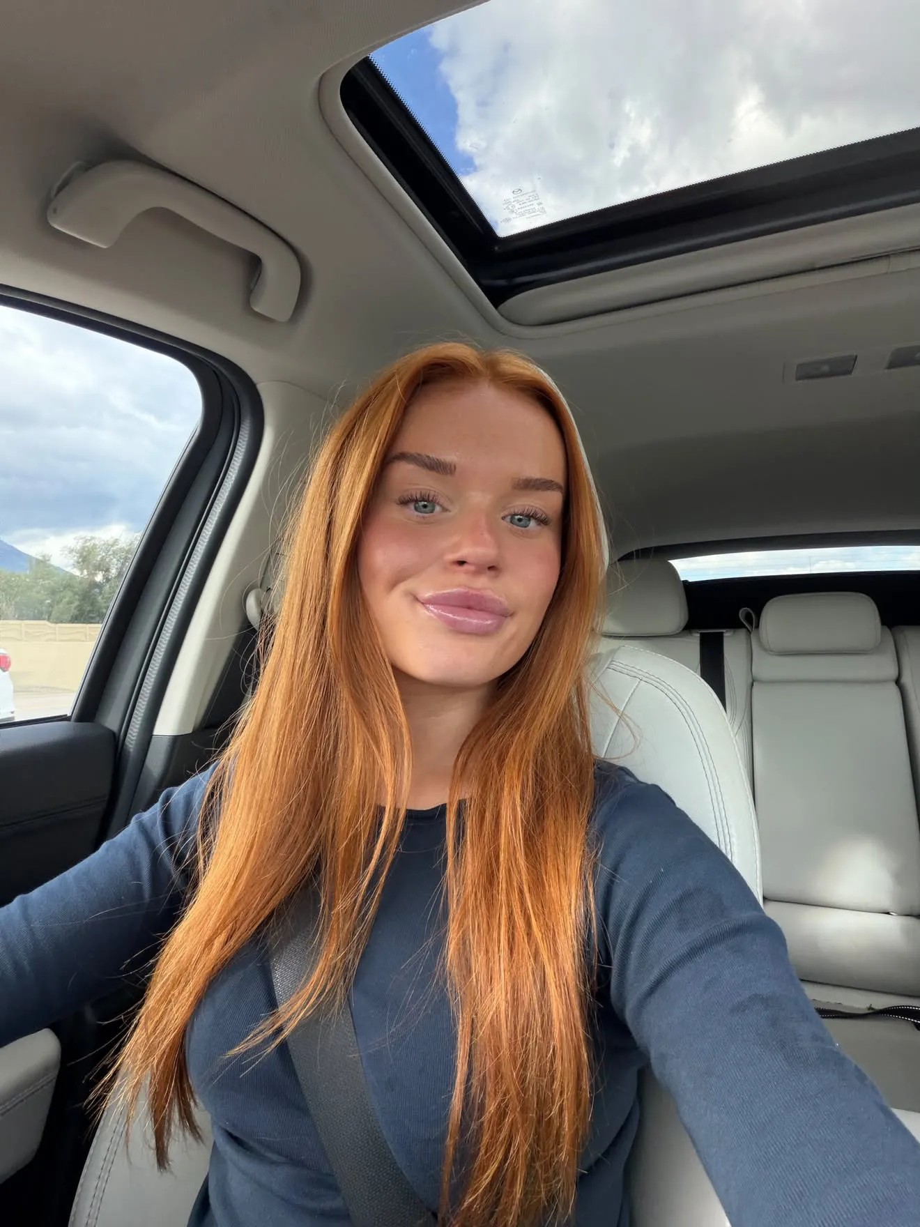 Cocoa Kissed client glowing in a car selfie after her spray tan